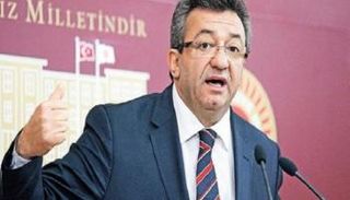 أنغين آلطاي النائب البرلماني عن مدينة إسطنبول