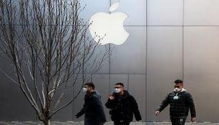 موظفون تابعون لأبل يتجهون لمكاتبهم