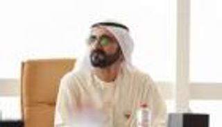 محمد بن راشد يمنح 212 طبيبا "الإقامة الذهبية" تقديرا لعطائهم