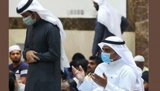 الفتوى أجازت الصلاة بالكمامة والقفازات خشية انتقال العدوى