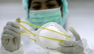 باحثة تختبر قناعا للوجه