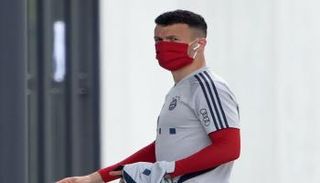 بيريسيتش لاعب بايرن بالكمامة