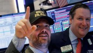 متعاملون أثناء التداول في البورصة الأمريكية