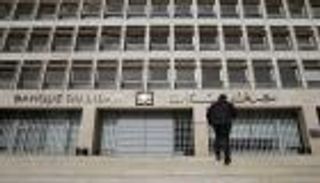 "الليرة المنهارة" تتسبب في اعتقال مسؤول كبير في مصرف لبنان المركزي