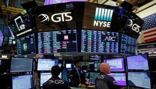 متعاملون أثناء التداول في البورصة الأمريكية