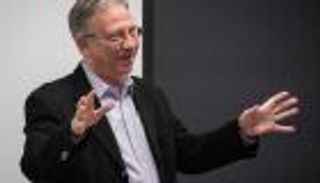 وفاة وزير الثقافة السوري الأسبق رياض عصمت بـ"كورونا"