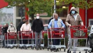  ألمان يمسكون بعربات التبضع الفارغة