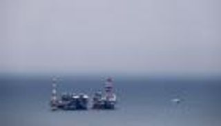 أسعار النفط تقفز لأعلى مستوى في شهرين بدعم تخفيف قيود كورونا