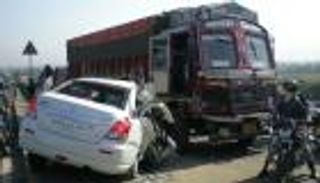 24 قتيلا في تصادم شاحنتين بالهند