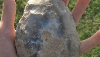 فأس حجري يعود إلى 500 ألف عام