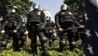 ضباط يرتدون معدات مكافحة الشغب بولاية كاليفورنيا