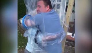 الحفيد كاوفين أثناء عناقه لجدته عبر 