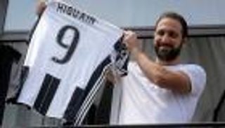 قصة صفقة.. هيجوايين يطعن نابولي بيوفنتوس