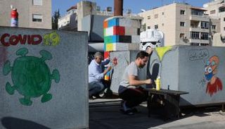 جيران حجاج يرسمون على الخزانات 