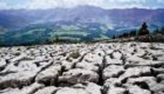 استمتع بالظلام.. رحلة داخل أشهر كهوف سويسرا