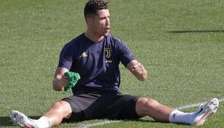 كريستيانو بقميص اليوفي