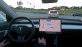 تسلا تصدم عشاقها بقرار حول "القيادة الذاتية"