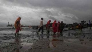 الآلاف يستعدون لاستقبال إعصار أمفان 