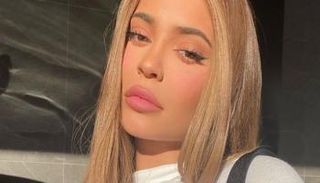 كايلي جينر تصبغ شعرها باللون الذهبي
