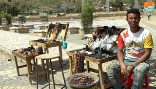 نيقوديموس برهاني بجوار بعض أعماله