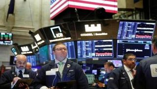 متعاملون أثناء التداول في بورصة وول ستريت - رويترز