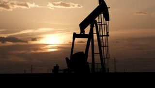 النفط يرتفع ليوم رابع بفعل مؤشرات على خفض الإنتاج وتحسن الطلب