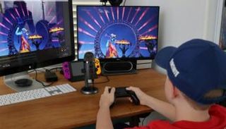 طفل يحضر عرض مغني الراب ترافيس سكوت في لعبة 