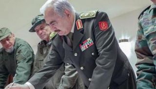 قائد الجيش الليبي خليفة حفتر بين قيادات الجيش - أرشيفية