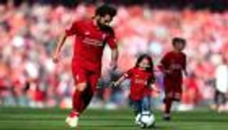 تجاهل "عصابة القناع".. مناوشات طريفة بين صلاح ومكة في بث مباشر