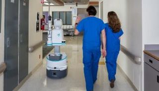 روبوت داخل مستشفى