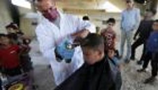 قص الشعر.. وسيلة لإسعاد أطفال سوريا في العيد