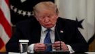 ترامب يدفع بكارت "اللوائح" في معركة كورونا