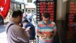 التشاؤم يضرب ثقة المستهلك التركي.. الليرة بلا قيمة
