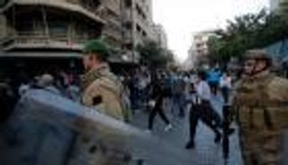 توقيف عسكريين أثارا غضبا في لبنان لاعتدائهما على طبيب