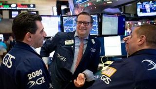 متعاملون أثناء التداول في البورصة الأمريكية