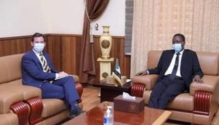 جانب من لقاء الكباشي وسفير الاتحاد الأوروبي بالخرطوم