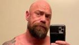 أمريكي مفتول العضلات ينشر صورة صادمة له بعد إصابته بكورونا