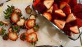 الفراولة بالماء والملح.. فيديوهات "تيك توك" تكشف مفاجأة