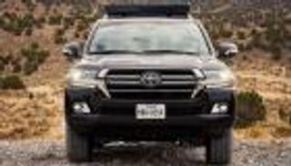 مواجهة بين وحوش الطرق الوعرة.. لاند روفر وجييب ولاند كروزر