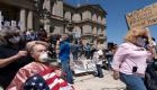 احتجاجات "قص الشعر" تنتهك إغلاق كورونا بولاية أمريكية