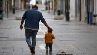 طفل يتنزه مع والده في إسبانيا