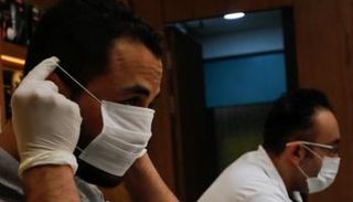 أطباء يرتدون أقنعة واقية للوجه داخل صيدلية في مصر
