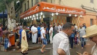 طابور أمام محل لبيع حلوى الزلابية بالجزائر خلال رمضان - أرشيفية