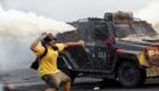 إصابة شرطي بطلق ناري خلال احتجاجات على قيود كورونا في تشيلي