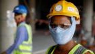 مظاهرات وقطع طرق.. عمال قطر يستغيثون للحصول على أجورهم