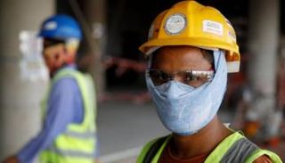 العمال يعانون ظروفا صعبة في قطر