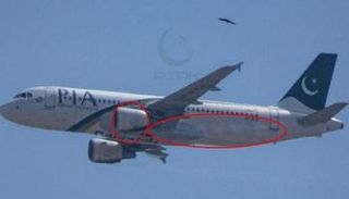 الطائرة الباكستانية المنكوبة قبل سقوطها