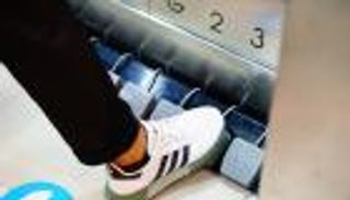 وداعا للأزرار.. دواسات المصاعد تكافح كورونا في تايلاند