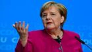 ميركل دفاعا عن قيود كورونا: "فرض" على الديمقراطية 