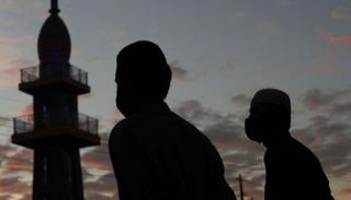 كورونا يمنع المسلمين من أداء صلاة العيد